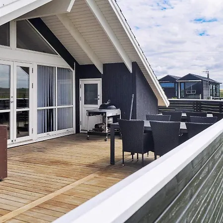 10 Person In Harbo Re Harboør