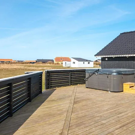 10 Person In Harbo Re Harboør